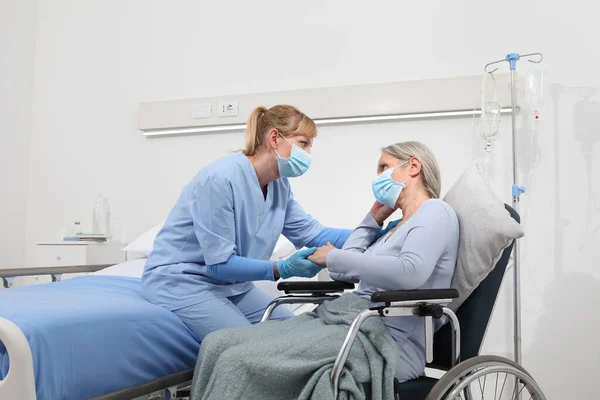 Infirmière Prendre Confort Femme Âgée Fauteuil Roulant Portant Des Masques — Photo