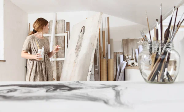 Foto Interior Una Joven Artista Sentada Frente Lienzo Pintando Estudio —  Fotos de Stock