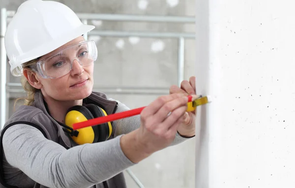 Bauarbeiterinnen Arbeiten Mit Meterband Und Bleistift Messen Wand Innenbaustelle Tragen — Stockfoto