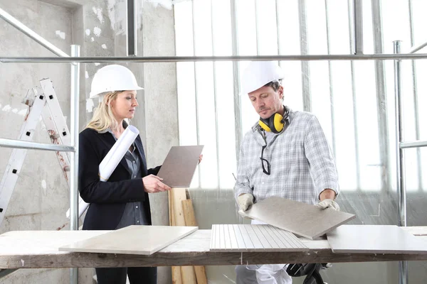 Hombre Mujer Arquitecto Diseñador Interiores Capataz Trabajador Junto Con Muestras — Foto de Stock
