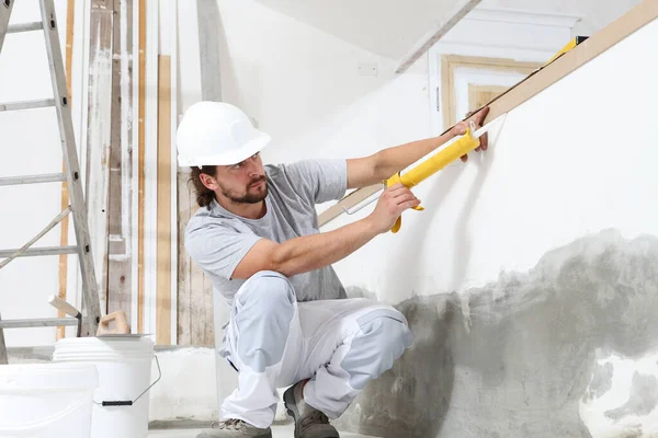 Bauarbeiter Gipser Mann Setzt Auf Baustelle Für Wohnungsrenovierung Mit Werkzeug — Stockfoto