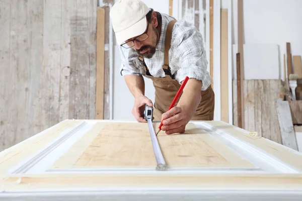 Mannelijke Timmerman Die Het Hout Bewerkt Timmermanswerkplaats Maatregelen Neemt Houten — Stockfoto