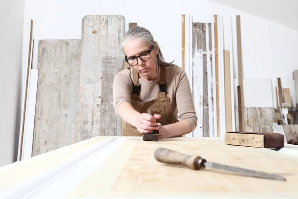 Artesanía Madera Mujer Carpintero Artesanal Trabaja Madera Con Herramientas Manuales —  Fotos de Stock