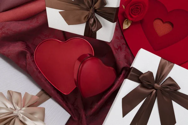 Alla Hjärtans Dag Bakgrund Sammansättning Presentförpackningar Och Röda Hjärta Metall — Stockfoto