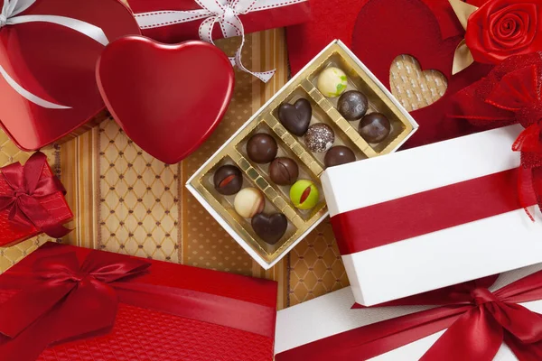 Fond Saint Valentin Composition Boîtes Cadeaux Chocolats Boîtes Métal Rouge — Photo