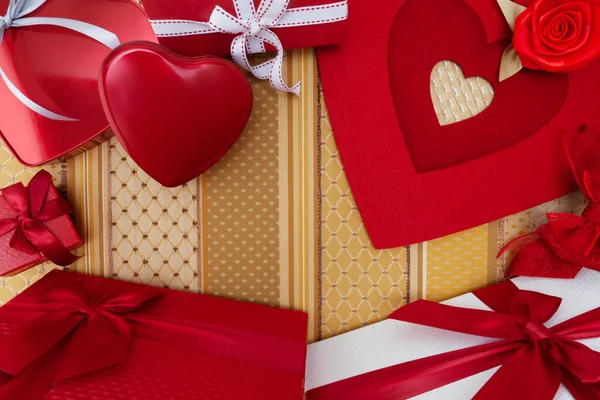 情人节背景 组成礼品盒和红心金属包装 与蝴蝶结和缎带 顶部的面料 适用于带有复制空间的贺卡或海报模板 — 图库照片