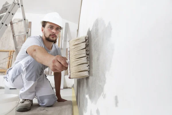 Trabalhador Construção Homem Pintor Com Capacete Protetor Escova Mão Restaura — Fotografia de Stock