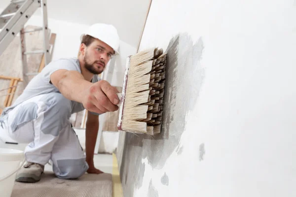 Trabalhador Construção Homem Pintor Com Capacete Protetor Escova Mão Restaura — Fotografia de Stock