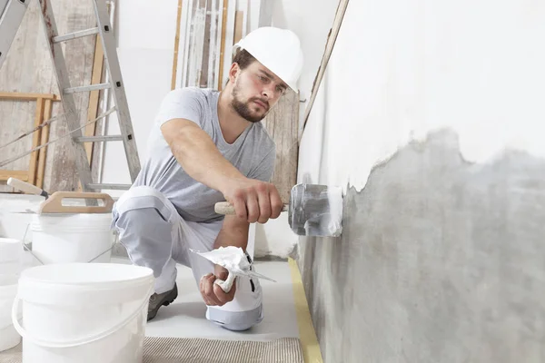 Homem Trabalhador Construção Gesso Trabalho Leva Gesso Balde Coloca Espátula — Fotografia de Stock