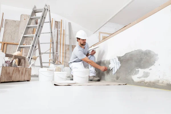 Homem Trabalhador Construção Gesso Trabalho Leva Gesso Balde Coloca Espátula — Fotografia de Stock