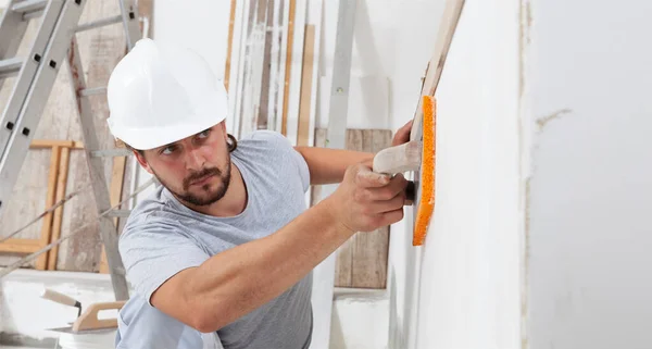 Trabalhador Construção Civil Estão Usando Esponja Reboco Espátula Para Alisar — Fotografia de Stock