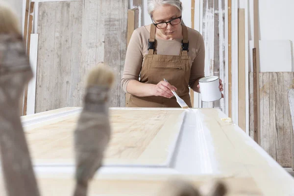 Trä Hantverk Kvinna Hantverkare Snickare Målning Med Pensel Och Målarburk — Stockfoto