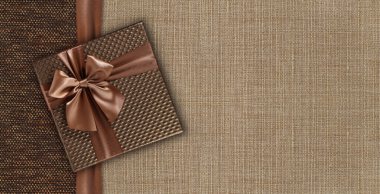 Zarif kahverengi kumaş arka planı, üst görünümü ve kopyalanmış uzay şablonu üzerinde izole edilmiş hediye kartı, en iyi dilekler ve alışveriş konsepti için kullanışlı düzen