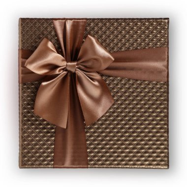 Parlak ve zarif kurdeleli kahverengi renk hediye kutusu ve beyaz arkaplanda izole edilmiş yay, üst görünüm