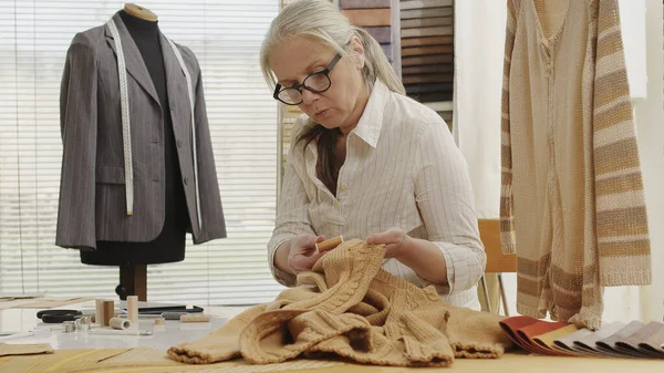 Sarta Donna Che Lavora Officina Con Manichino Sartoriale Scegliere Filo — Foto Stock