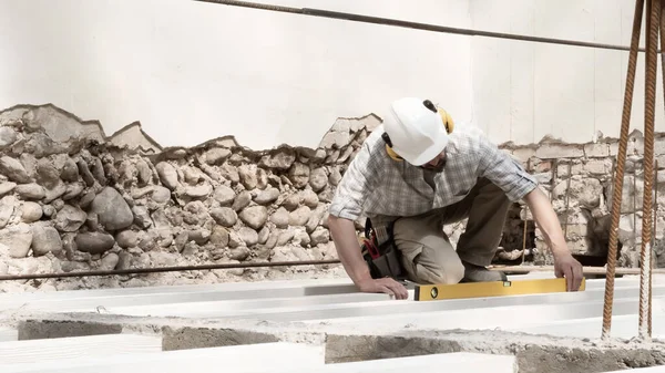 Homem Trabalho Trabalhador Construção Civil Usa Capacete Usa Nível Espírito — Fotografia de Stock