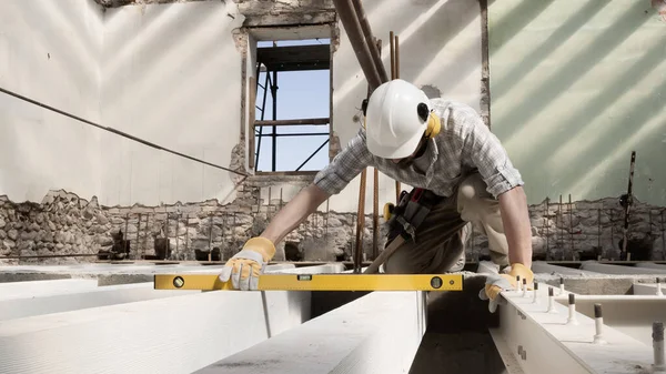 Hombre Trabajo Trabajador Construcción Lleva Casco Utiliza Nivel Espíritu Comprobar — Foto de Stock