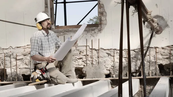 Mann Bei Der Arbeit Bauarbeiter Mit Helm Und Blick Auf — Stockfoto