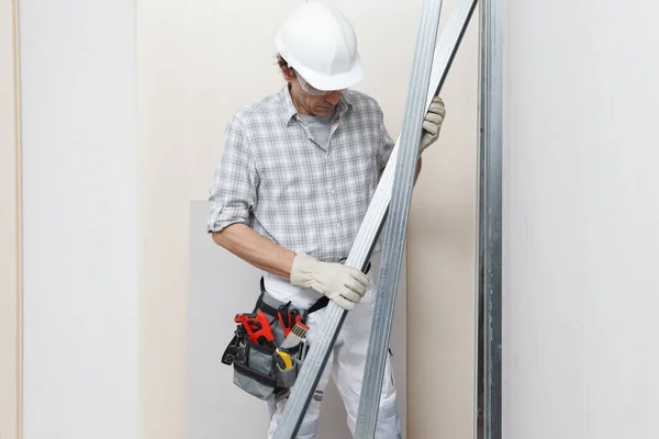 Homem Trabalhador Construção Civil Estucador Segurando Perfis Metal Drywall Perto — Fotografia de Stock