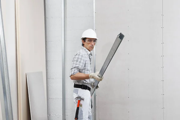Hombre Trabajador Con Paneles Yeso Perfiles Metal Para Instalación Placas — Foto de Stock