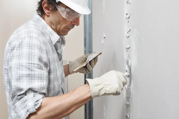 Trabalhador Homem Drywall Gesso Colocando Gesso Parede Gesso Usando Uma — Fotografia de Stock