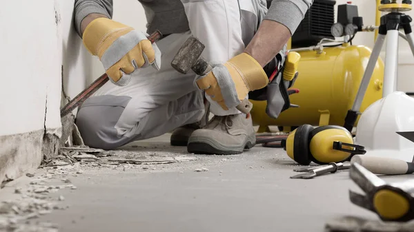 Manos Trabajador Construcción Con Guantes Que Trabajan Con Martillo Cincel — Foto de Stock