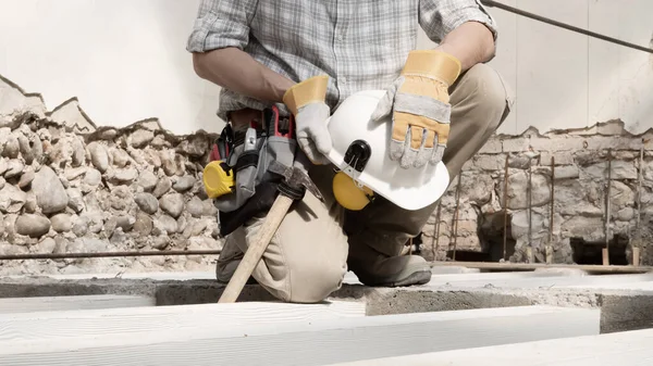 Trabalhador Construção Civil Com Saco Ferramentas Usa Luvas Segura Capacete — Fotografia de Stock