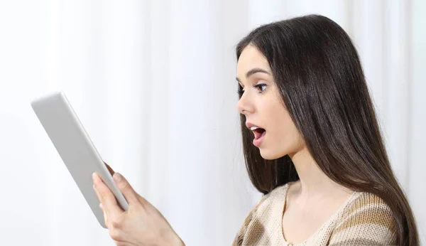 Mujer Joven Sosteniendo Una Tableta Mirándola Sorprendida Con Boca Abierta — Foto de Stock