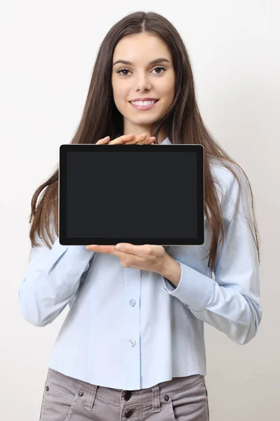 Retrato Media Longitud Joven Morena Sonriente Mostrando Pantalla Tableta Blanco — Foto de Stock