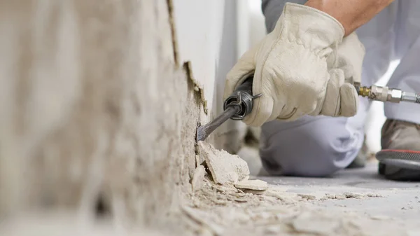 Conceito Renovação Casa Trabalhador Construção Quebra Velho Gesso Parede Com — Fotografia de Stock