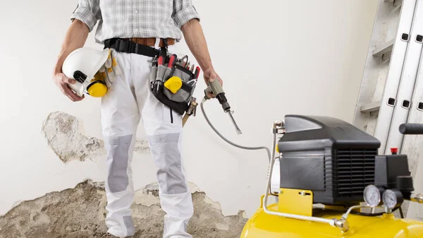 Trabajador Construcción Que Lleva Cinturón Bolsa Herramientas Casco Con Auriculares — Foto de Stock