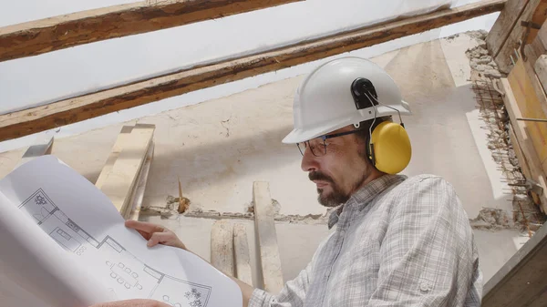 Arquiteto Homem Trabalho Vestindo Capacete Fones Ouvido Olhando Para Modelo — Fotografia de Stock