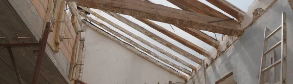 Canteiro Obras Com Telhado Vigas Velhas Madeira Viga Concreto Armado — Fotografia de Stock