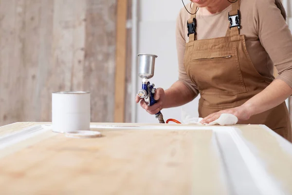 Hout Ambachten Handen Vrouw Ambachtelijke Timmerman Schilderen Met Spuitpistool Haar — Stockfoto