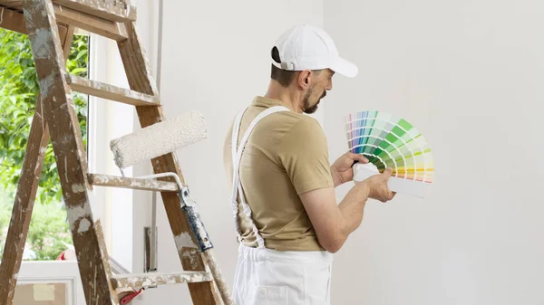 Huis Schilder Man Decorateur Kiest Kleur Met Behulp Van Het — Stockfoto