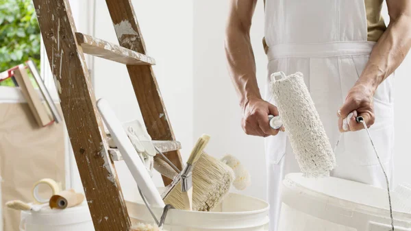 Mãos Casa Pintor Homem Decorador Trabalho Casa Para Renovar Usando — Fotografia de Stock