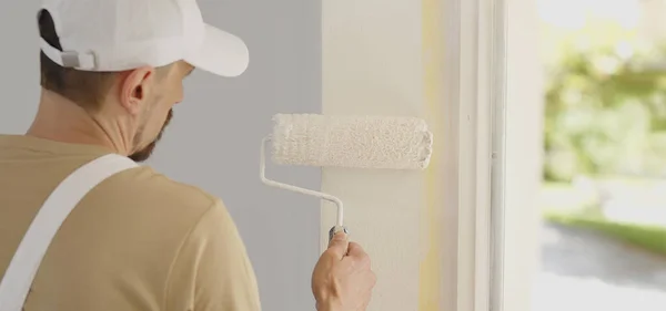 Hand Painter Man Decorator Work House Renovate Using Roller Paint — Fotografia de Stock