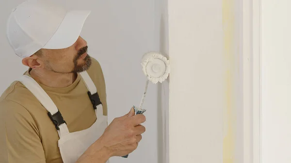 Hand Painter Man Decorator Work House Renovate Using Roller Paint — Stock Photo, Image