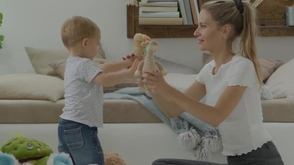 Mutlu Gülümseyen Bir Anne Ile Bebek Oturma Odasında Pelüş Oyuncaklarla — Stok video