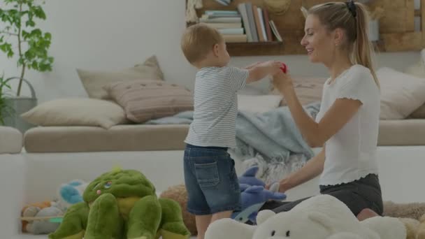 Šťastná Usměvavá Maminka Miminkem Hrající Doma Obývacím Pokoji Plyšovými Plyšovými — Stock video