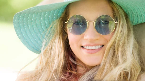 Mulher Loira Sorridente Com Óculos Sol Usando Smartphone Muda Seus — Fotografia de Stock