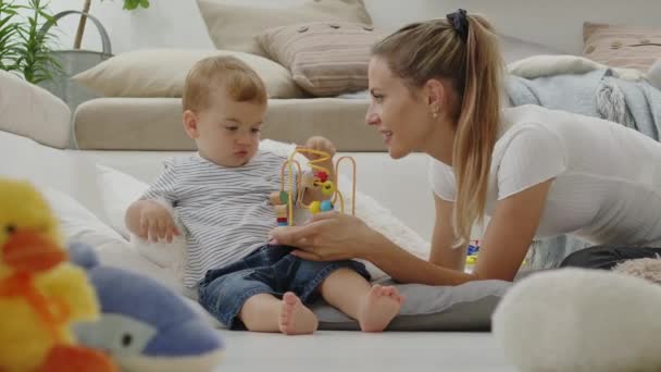 Gelukkig Glimlachend Moeder Met Kind Baby Spelen Met Houten Speelgoed — Stockvideo