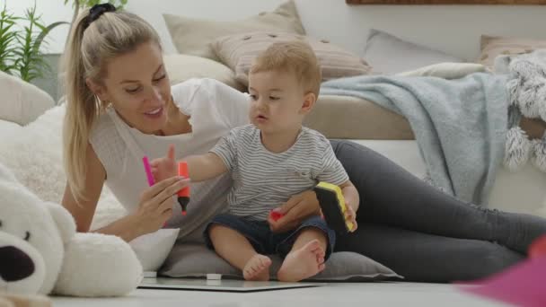 Šťastná Usměvavá Maminka Hraje Svým Dítětem Barevnými Tužkami Značky Tabule — Stock video