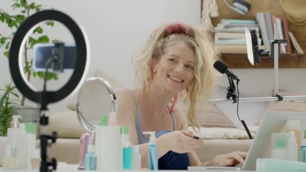 Blondynka Uśmiechnięta Kobieta Blogerka Influencer Nagrywa Samouczek Wideo Smartfonie Testować — Wideo stockowe