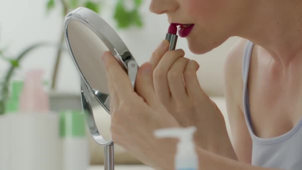 在一个女人的唇上贴上红色口红 照在她家更衣室的镜子里 美容美发化妆品的概念 — 图库视频影像