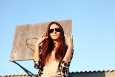Kız gösteren sembol rock müzik