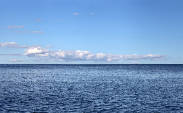 Paesaggio marino con cielo e nuvole — Foto Stock