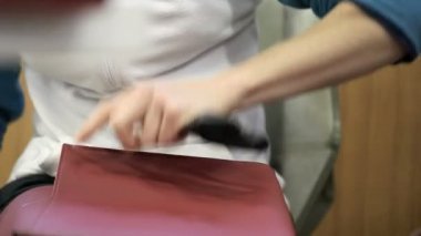 deri imalat fabrikada çalışan eller