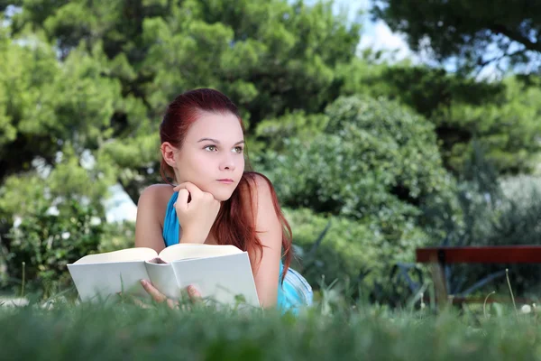 Estudante no parque com livro — Fotografia de Stock