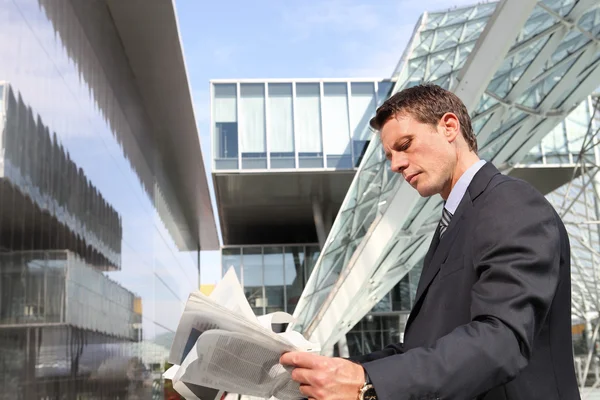 Geschäftsmann liest die Finanznachrichten — Stockfoto